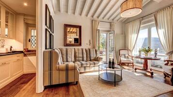 Departamento de luna de miel, vista al viñedo, en el área del patio | Área de sala de estar | Smart TV de 45 pulgadas con canales digitales y televisión