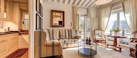 Departamento de luna de miel, vista al viñedo, en el área del patio | Área de sala de estar | Smart TV de 45 pulgadas con canales digitales y televisión