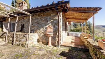 Honeymoon-Apartment, Blick auf den Weinberg, zum Innenhof hin | Terrasse/Patio