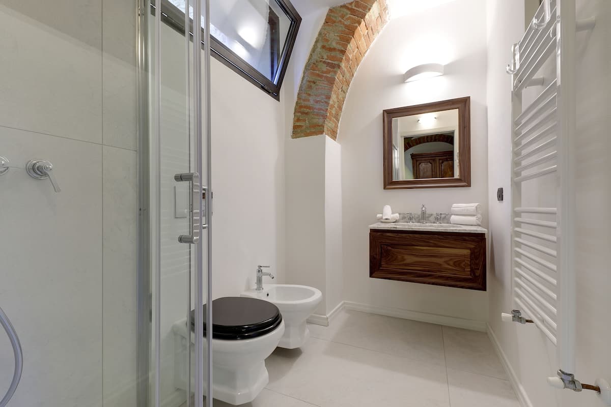 Double Room | Bathroom | Shower, rainfall showerhead, free toiletries, hair dryer