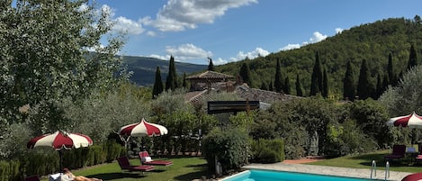 Piscina externa sazonal, funciona das 9h às 19h, guarda-sóis