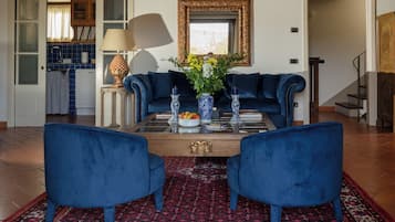 Apartemen Superior, 2 kamar tidur | Area keluarga | Smart TV 45-inci dengan saluran TV digital dan TV