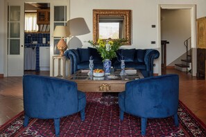 Superior-Apartment, 2 Schlafzimmer | Wohnbereich | 45-Zoll-Smart-TV mit Digitalempfang, Fernseher