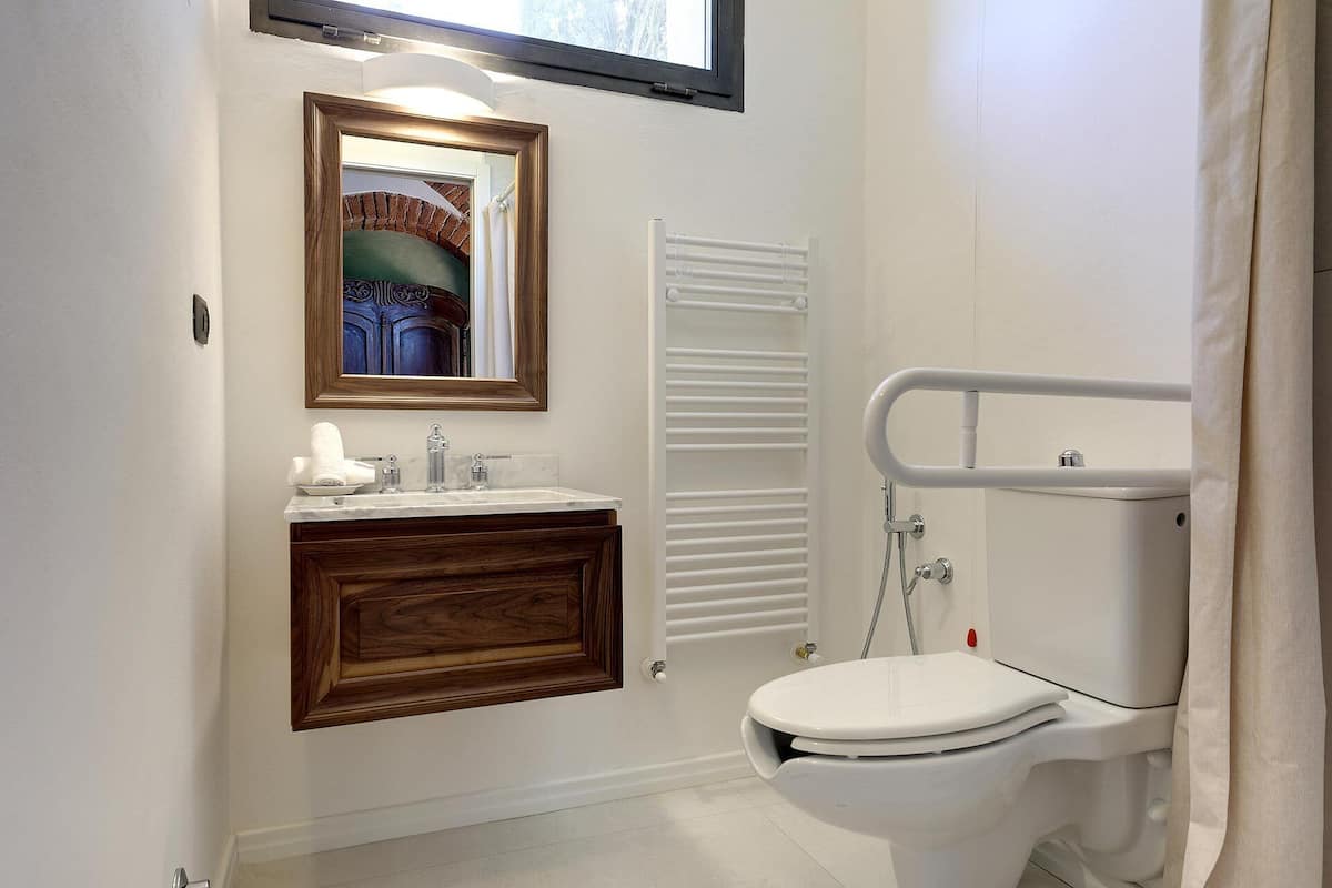 Double Room, Mobility Accessible | Bathroom | Shower, rainfall showerhead, free toiletries, hair dryer