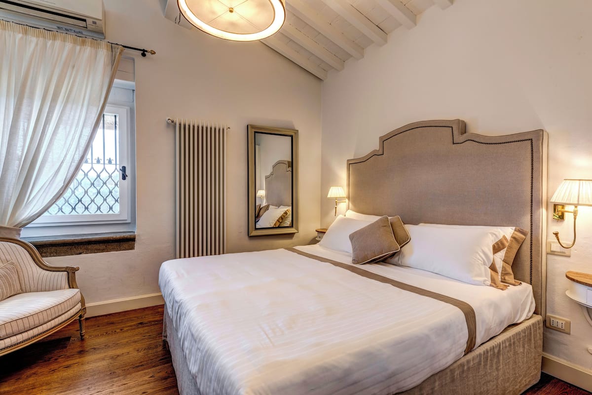 Leilighet – honeymoon, utsikt mot vingård, gårdsplassområde | Sengetøy av topp kvalitet, dundyner og safe på rommet