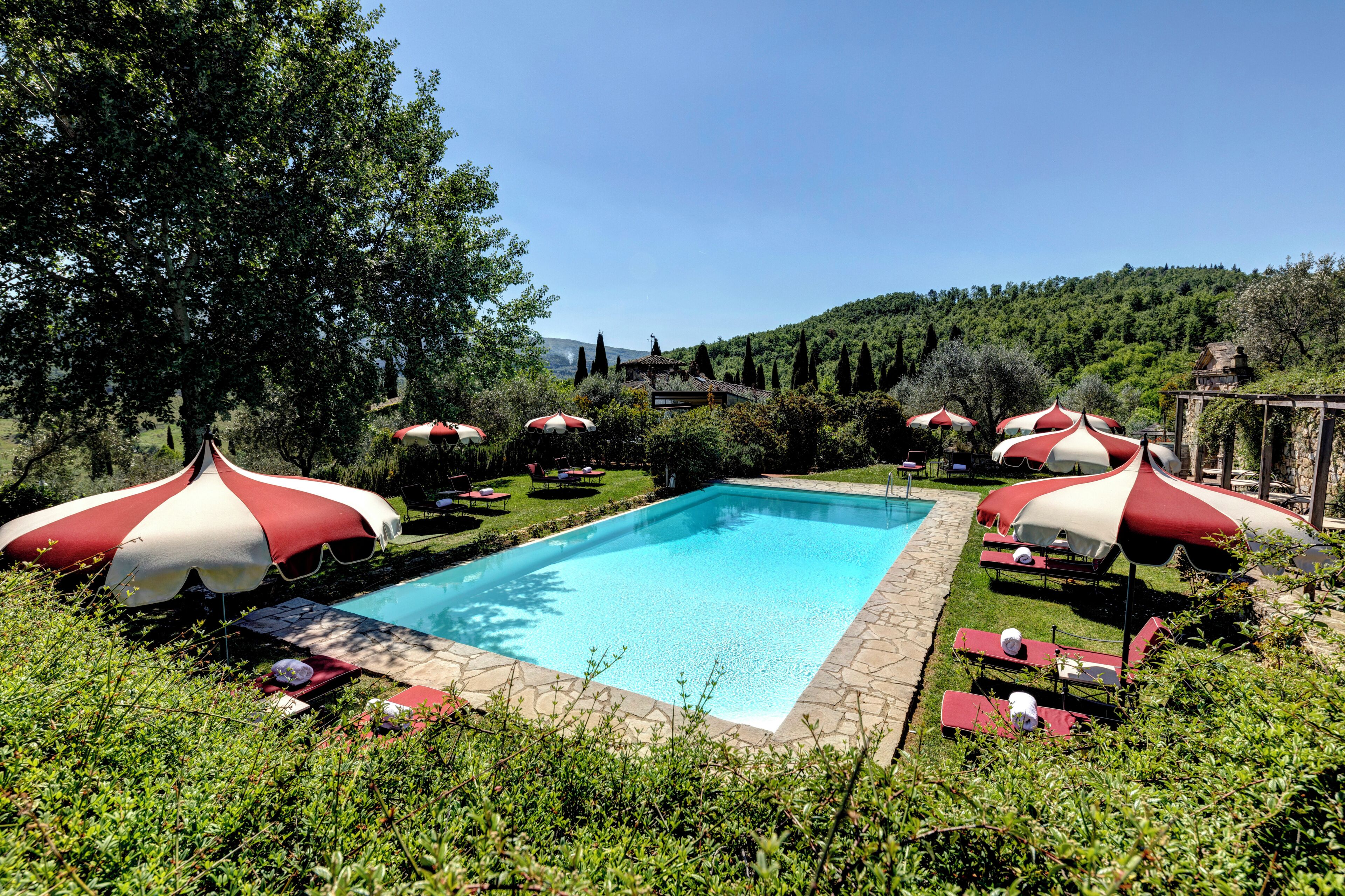 Piscina stagionale all'aperto, ombrelloni da piscina, lettini