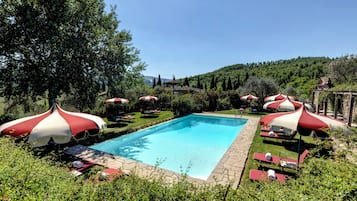 Piscina stagionale all'aperto, ombrelloni da piscina, lettini