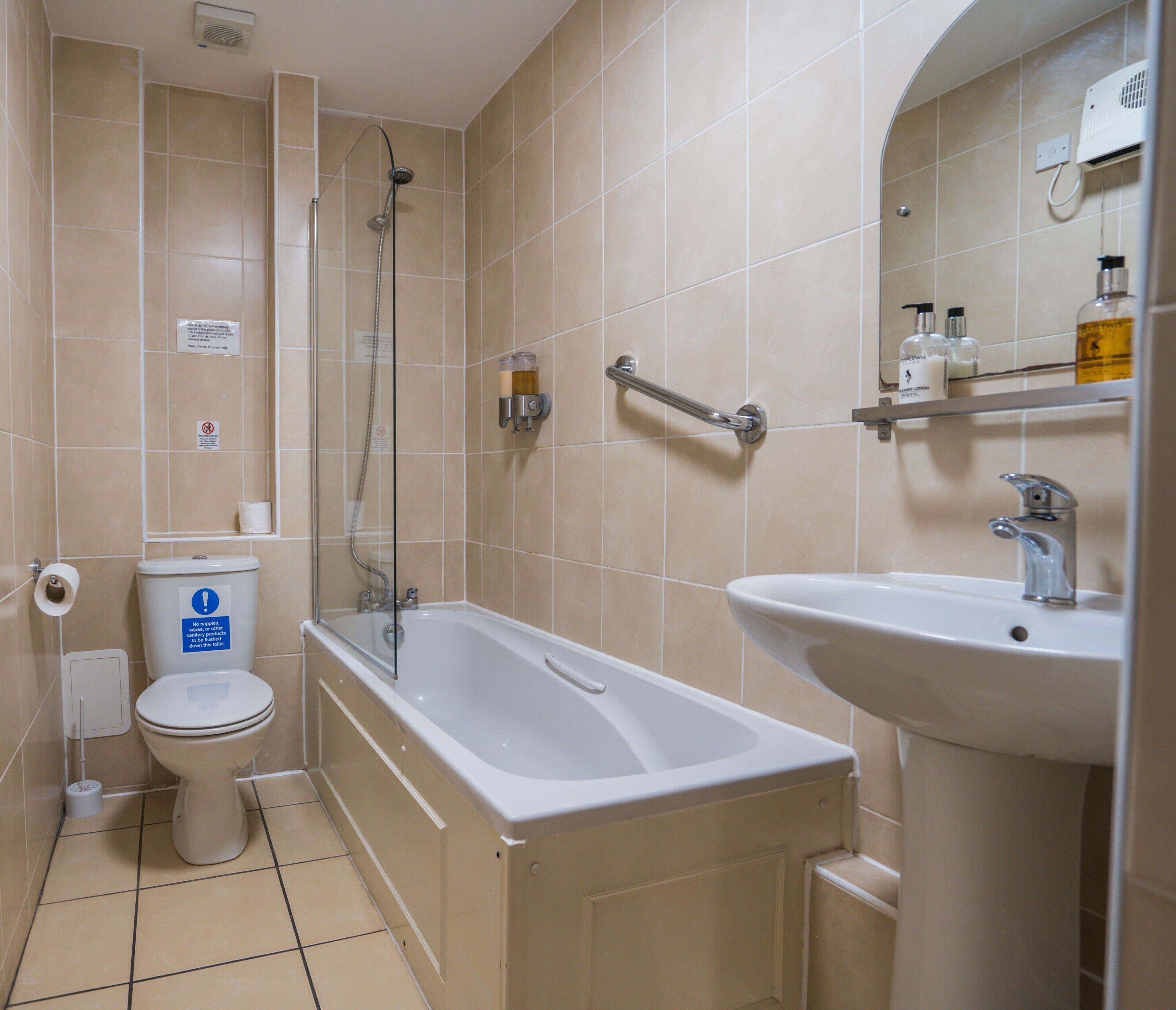 Ein Badezimmer mit Badewanne, Toilette und Waschbecken.