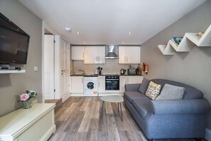 Appartement classique, 1 lit double et 1 canapé-lit, cuisine (Apartment 32) | Aire de séjour | Téléviseur à écran plat
