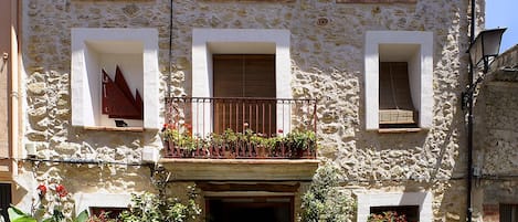 Vista frontal de la propiedad