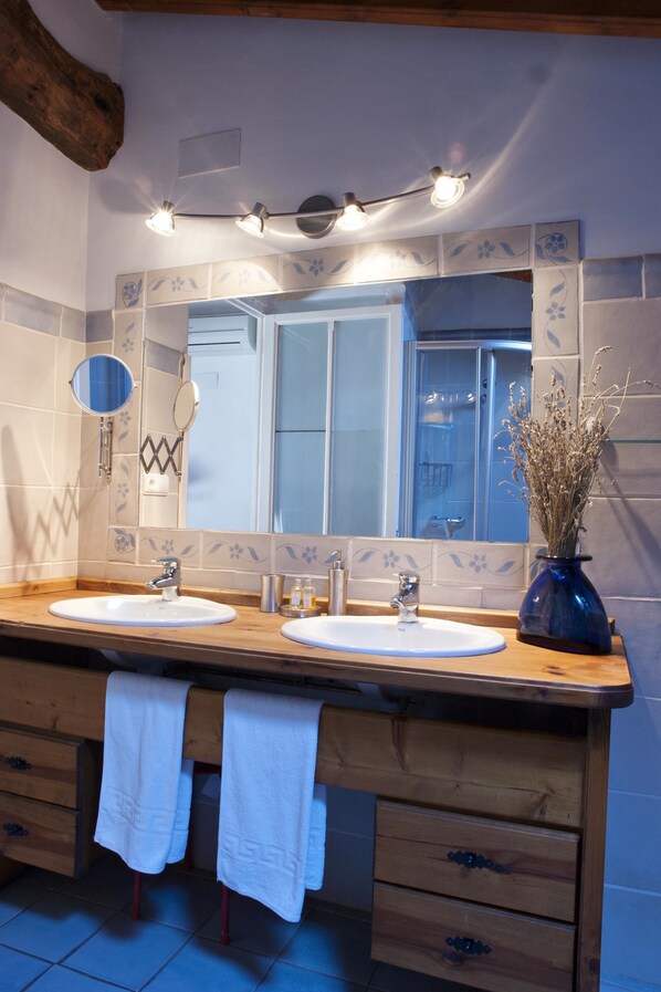 A bathroom with two sinks, a mirror, and a wooden vanity. - La Llar d´Aitana (Alcoleja)