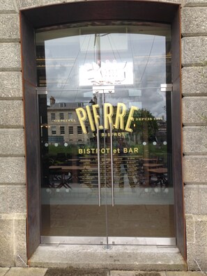 Eine Glastür mit der Aufschrift "PIERRE" und "BISTROT et BAR".