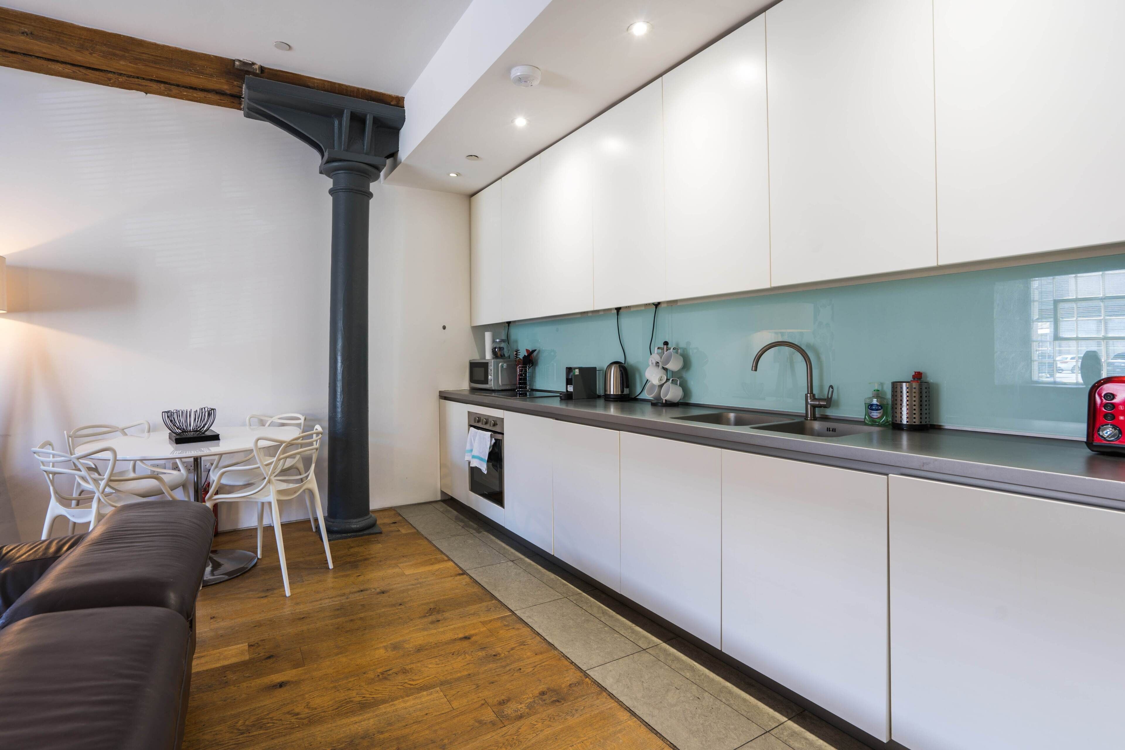 apartment, 2 bedrooms, kitchen (10 clarence) | private kitchen | fridge, microwave, oven, stovetop