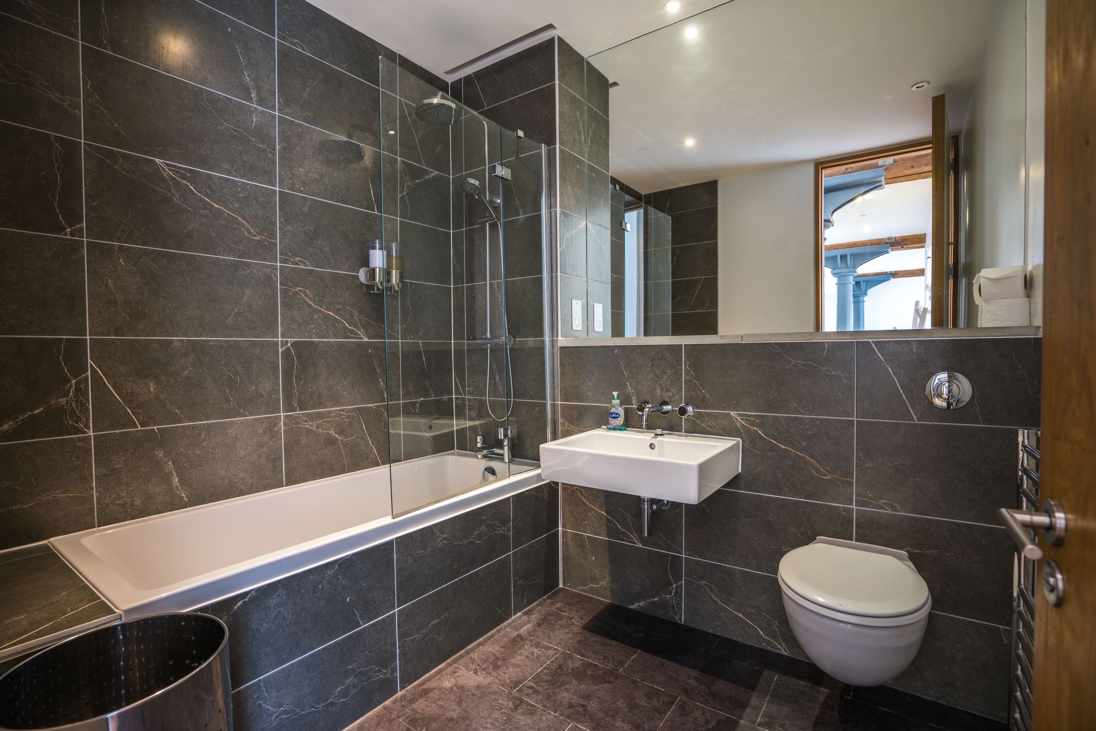 apartment, 2 bedrooms, kitchen (10 clarence) | bathroom | free toiletries, hair dryer, towels