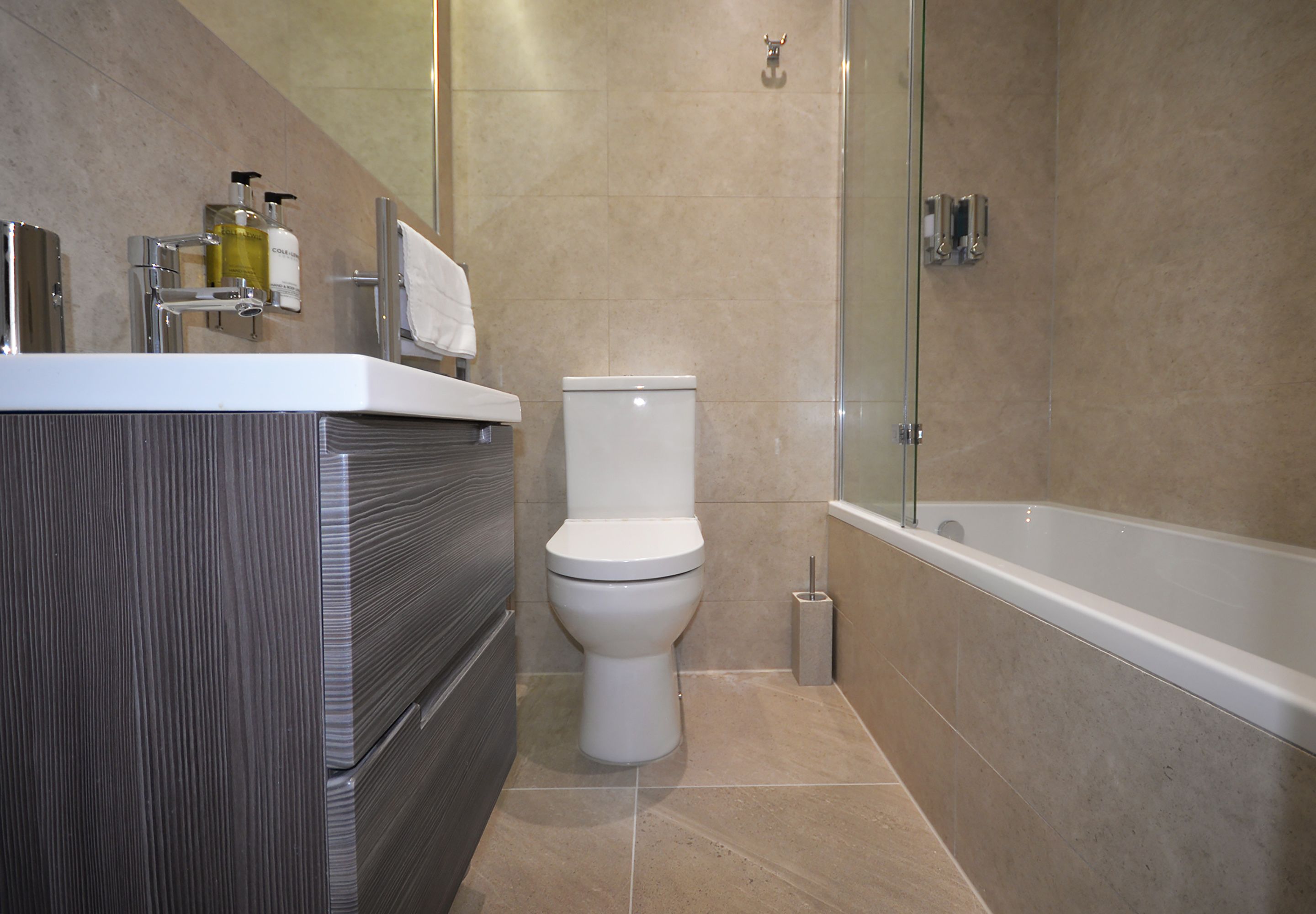 Un bagno moderno con un water, un lavandino e una vasca.
