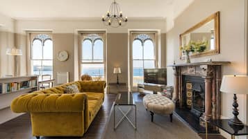 Grand Apartment, Multiple Beds, Kitchen, Sea View (Sir Francis Drake Apartment) | Living area