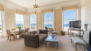 Appartement Majestueux, 1 grand lit et 1 canapé-lit, cuisine, vue mer (Lady Astor Apartment) | Coin séjour | Télévision à écran plat, chauffage par le sol