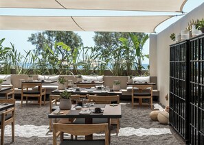S'hi serveixen plats de cuina mediterrània i ofereix vistes a la platja