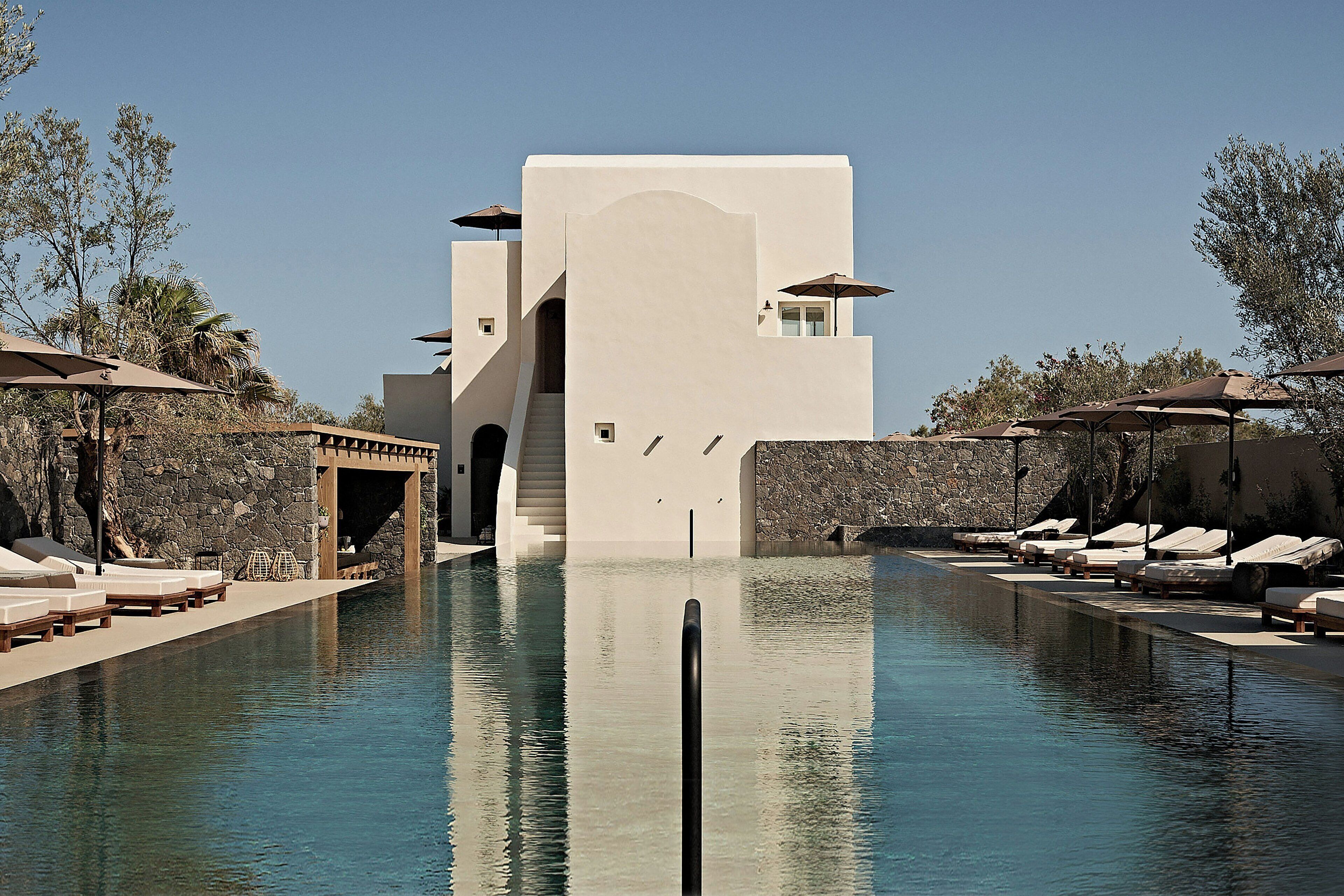 Alberca al aire libre por temporada y sombrillas en la alberca 