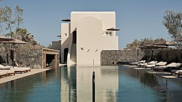 Kolam renang terbuka bermusim, payung kolam, kerusi lepak pantai