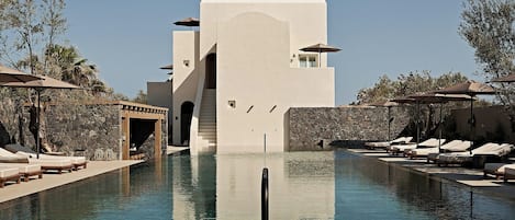 Alberca al aire libre por temporada y sombrillas en la alberca