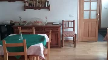 Petit déjeuner, déjeuner et dîner servis sur place