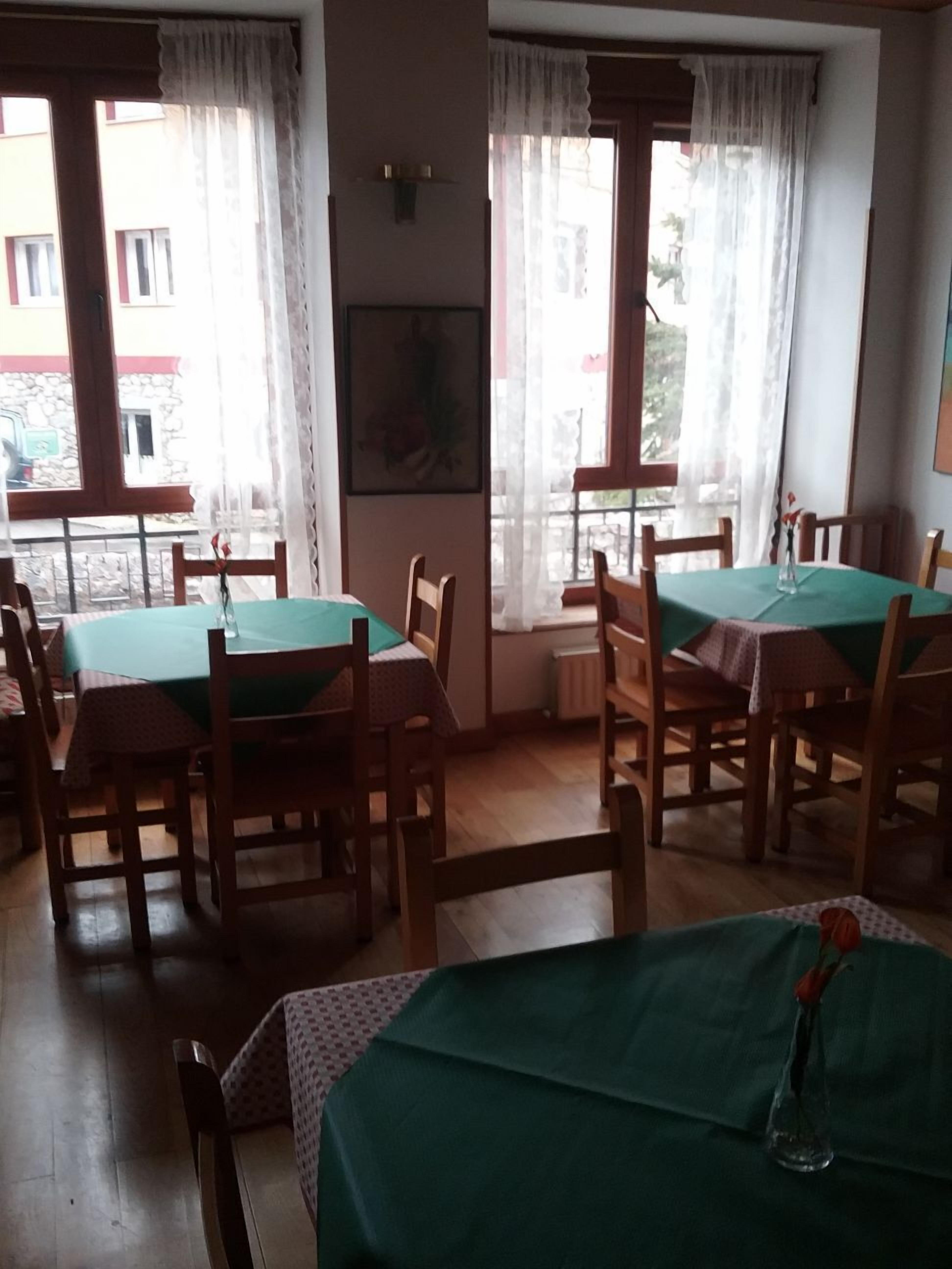 breakfast, lunch and dinner served