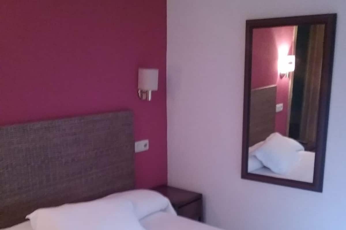 Double or Twin Room | Desk, blackout drapes, free cribs/infant beds, rollaway beds