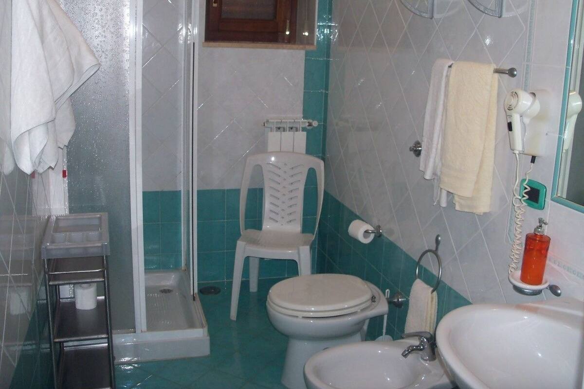 Double Room, Sea View | Bathroom | Shower, hair dryer, bidet, towels