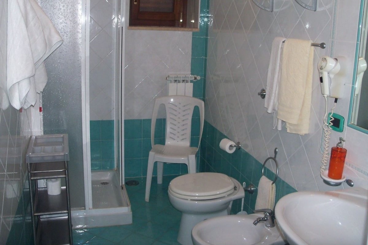 Habitación doble, vista al mar | Baño | Regadera, secadora de cabello, toallas