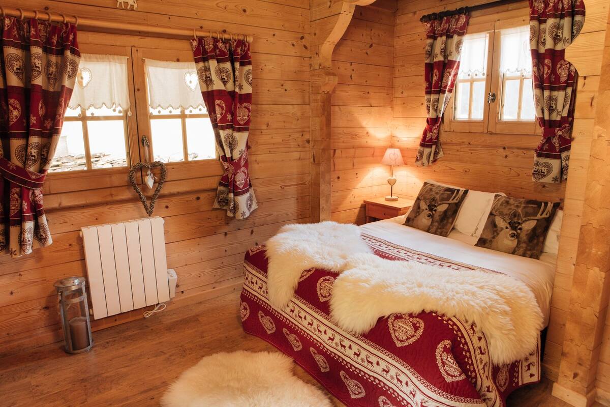 Desk, soundproofing, free WiFi, bed sheets