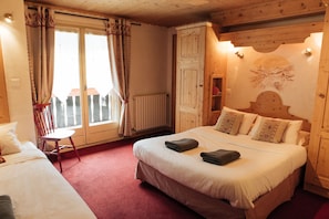 Desk, soundproofing, free WiFi, bed sheets