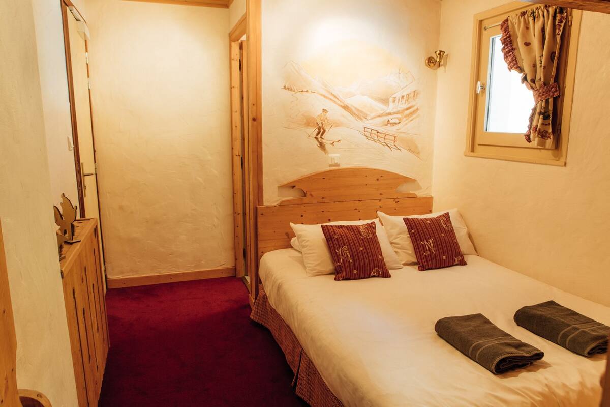 Desk, soundproofing, free WiFi, bed sheets