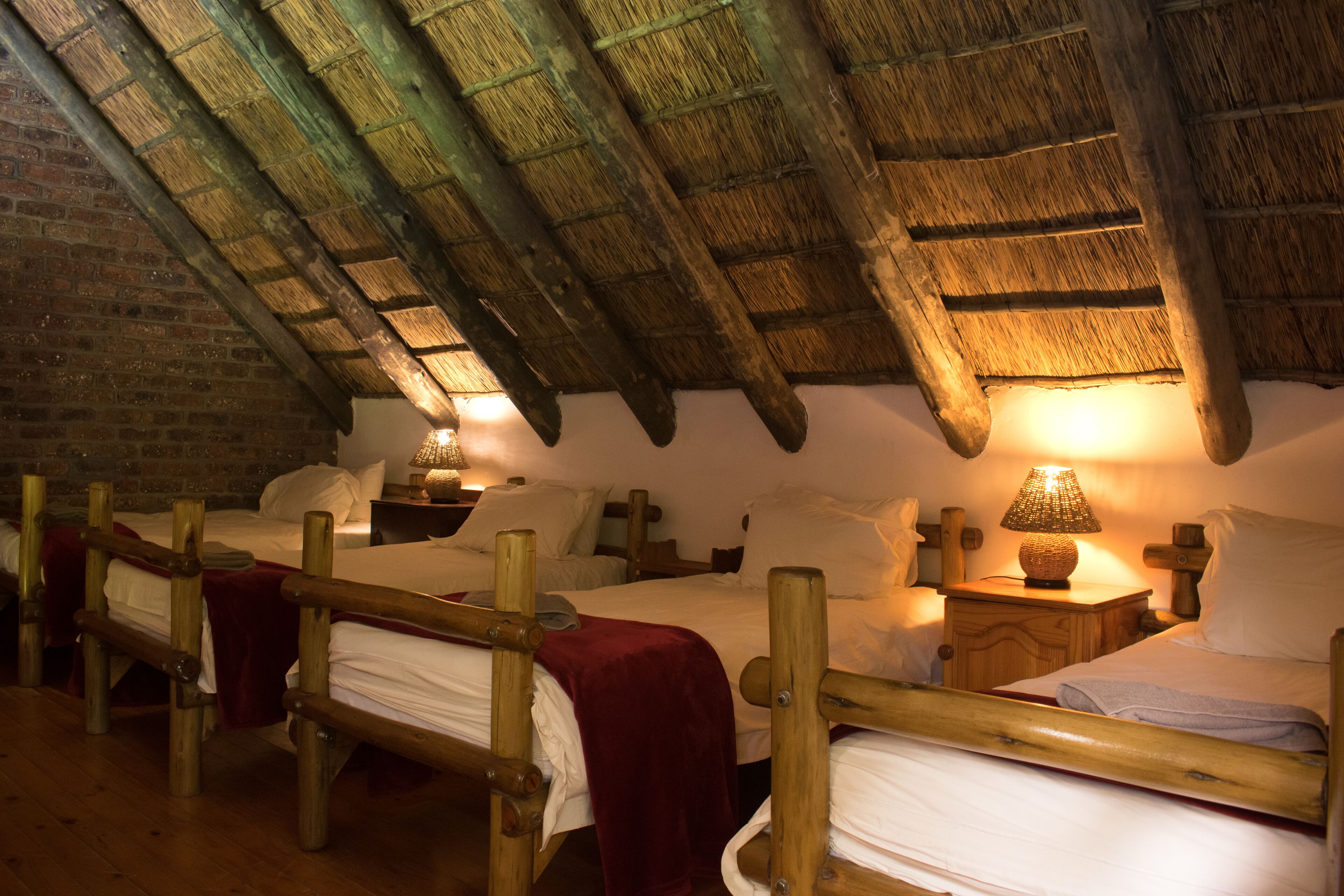 Casa de campo familiar | Escritorio, tabla de planchar con plancha, ropa de cama