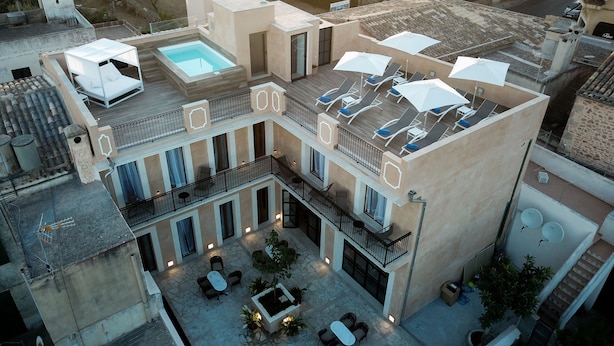 A multi-story building with a rooftop pool, outdoor seating, and a covered terrace. - Petit Hotel Sant Miquel - Adults Only (Santanyi)