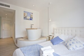 Deluxe tweepersoonskamer | Luxe beddengoed, een minibar, een kluis op de kamer