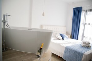 Deluxe-dobbeltværelse | Premium-sengetøj, minibar, pengeskab på værelset, individuelt design