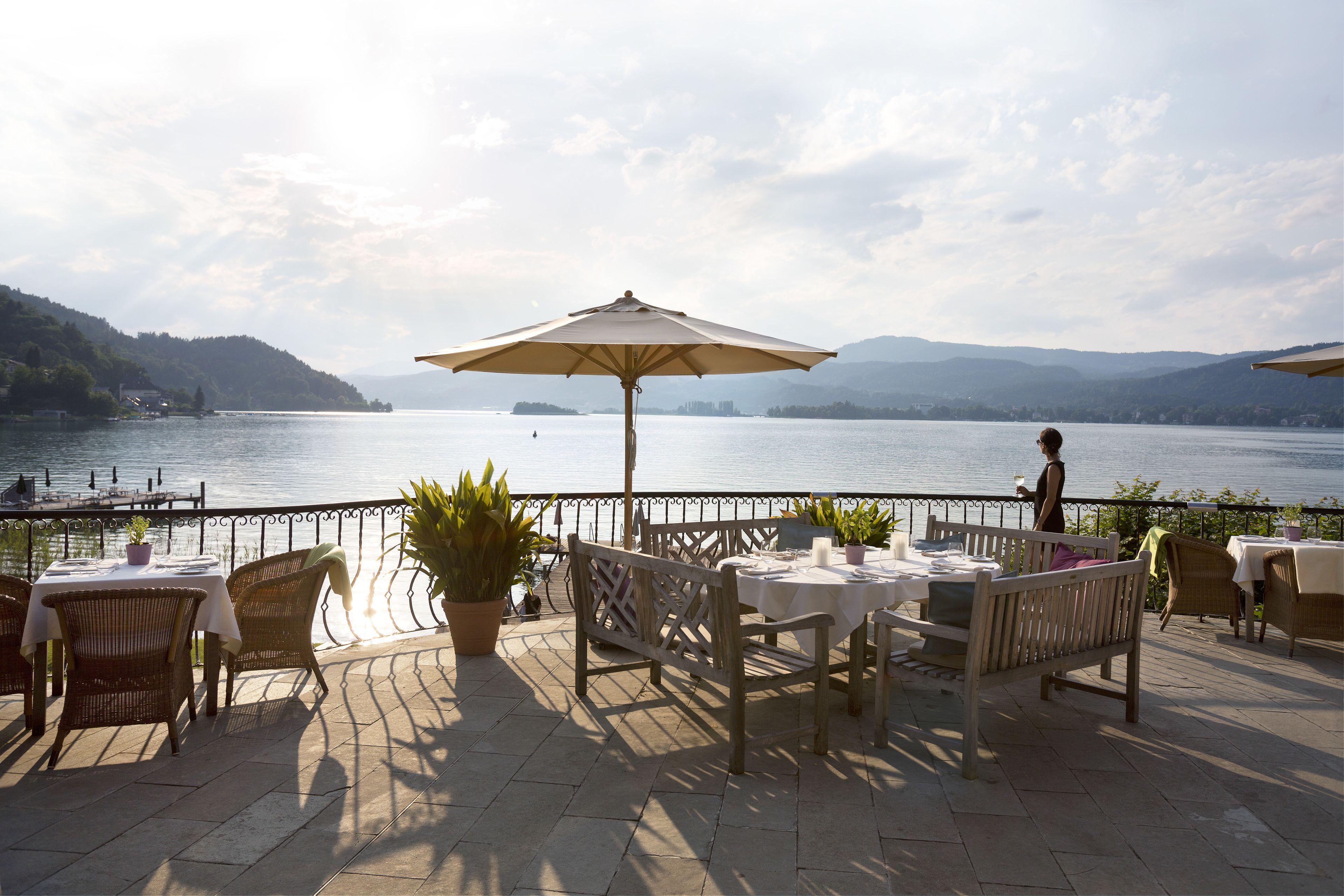 2 Restaurants, Frühstück, Mittagessen, lokale und internationale Küche