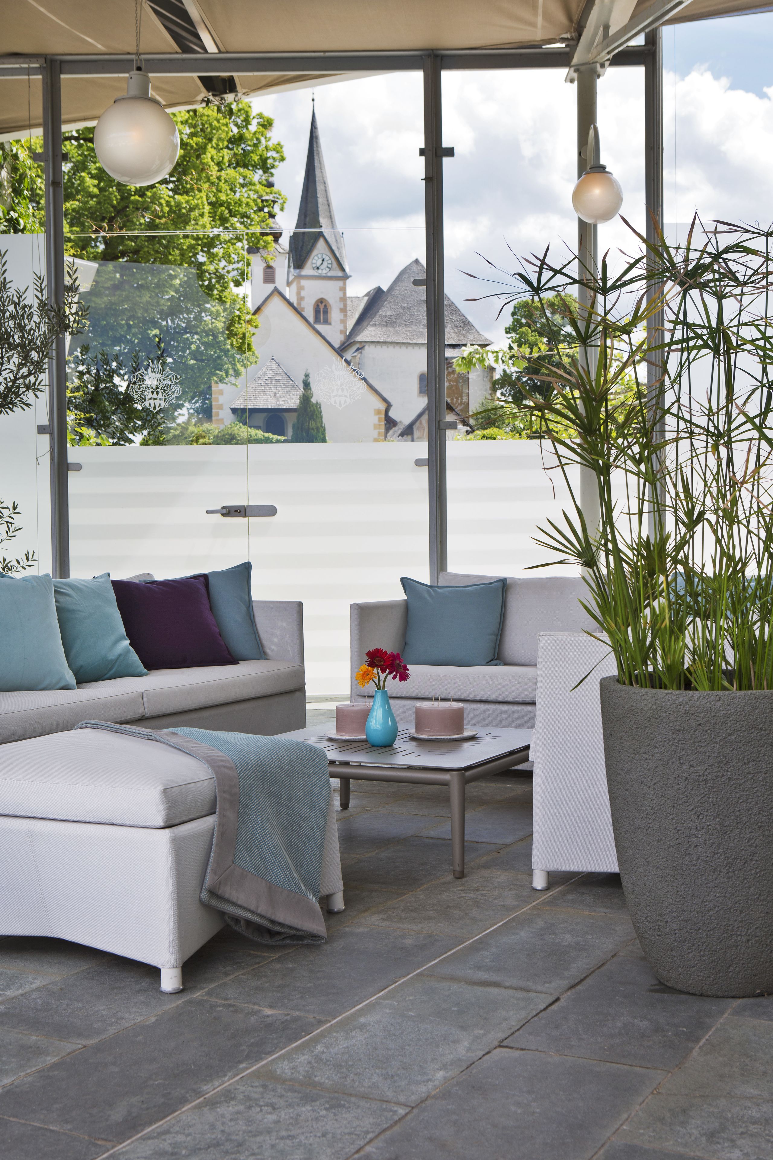 serves lunch and dinner