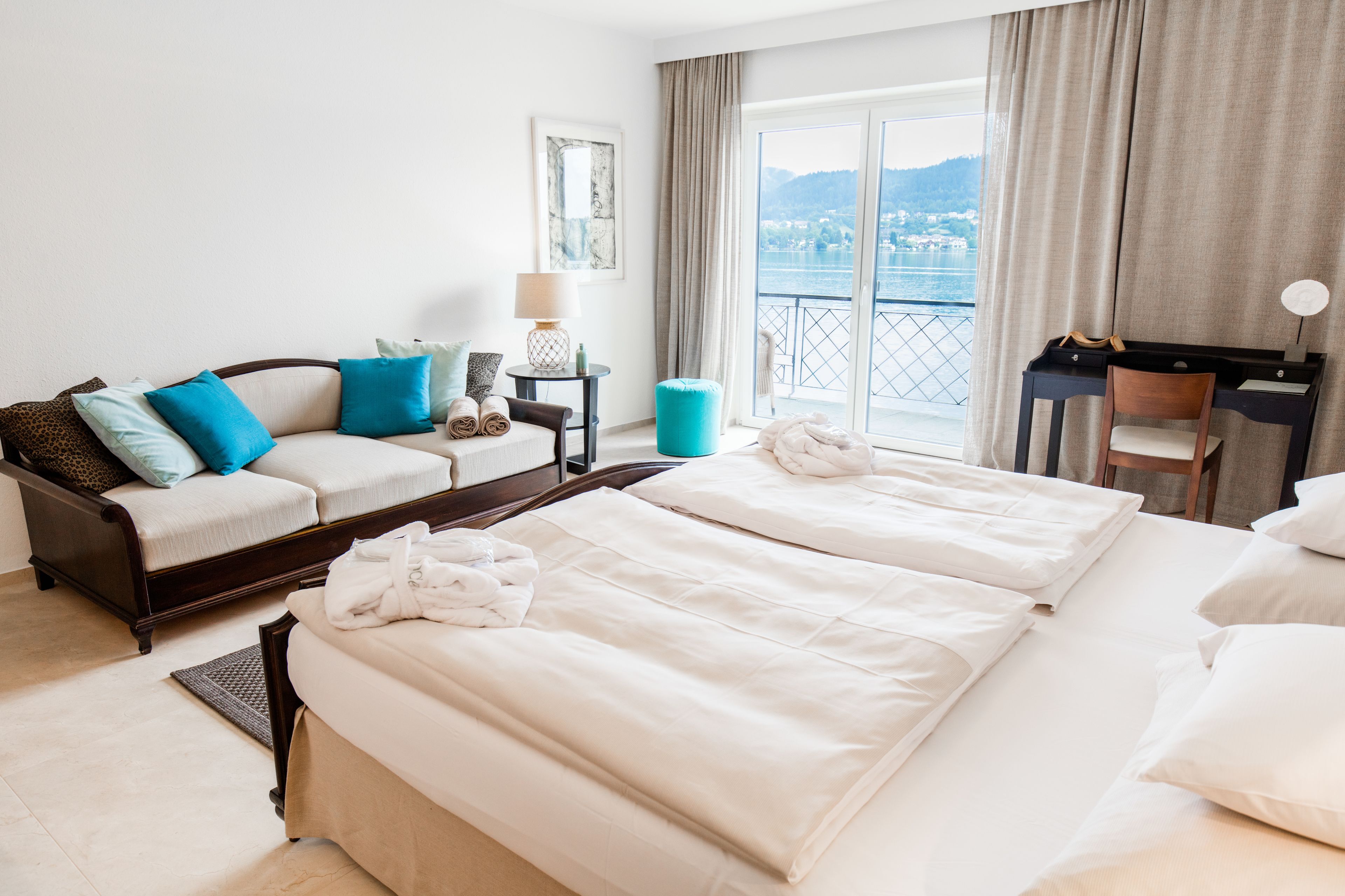 deluxe doppelzimmer mit balkon | premium bedding, minibar, desk, laptop workspace