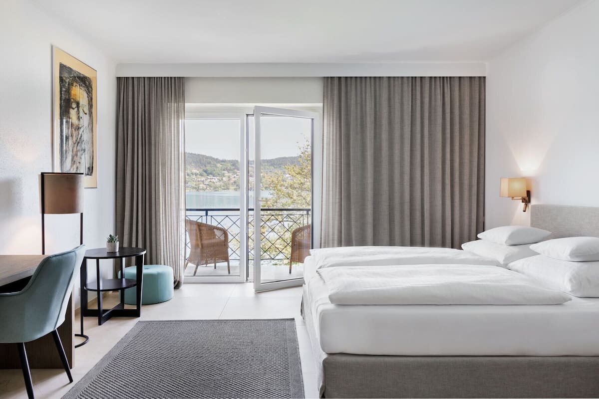 Ropa de cama de alta calidad, minibar y escritorio