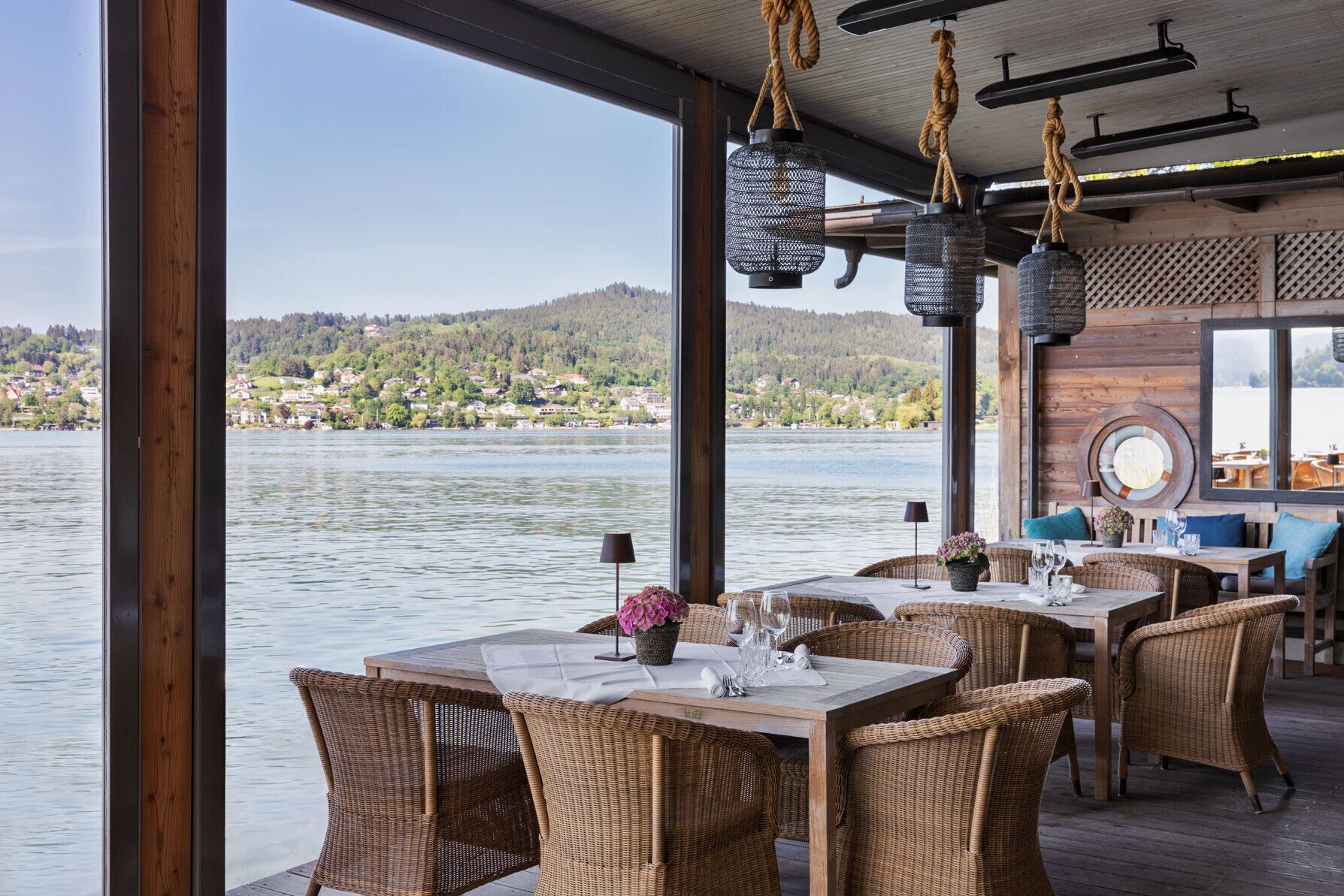 2 restaurants; breakfast, lunch, and dinner served