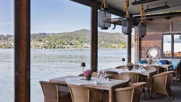 2 restaurants; breakfast, lunch, and dinner served