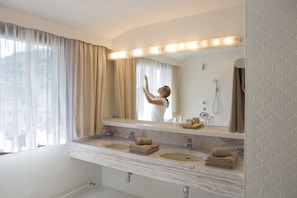 Einzelzimmer - Dachgeschoss | Bathroom | Free toiletries, hair dryer, bathrobes, slippers