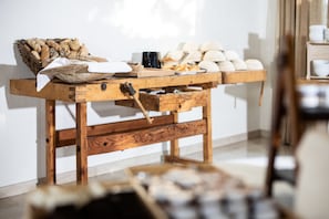 Free daily buffet breakfast - Hotel Linde (Maria Woerth)