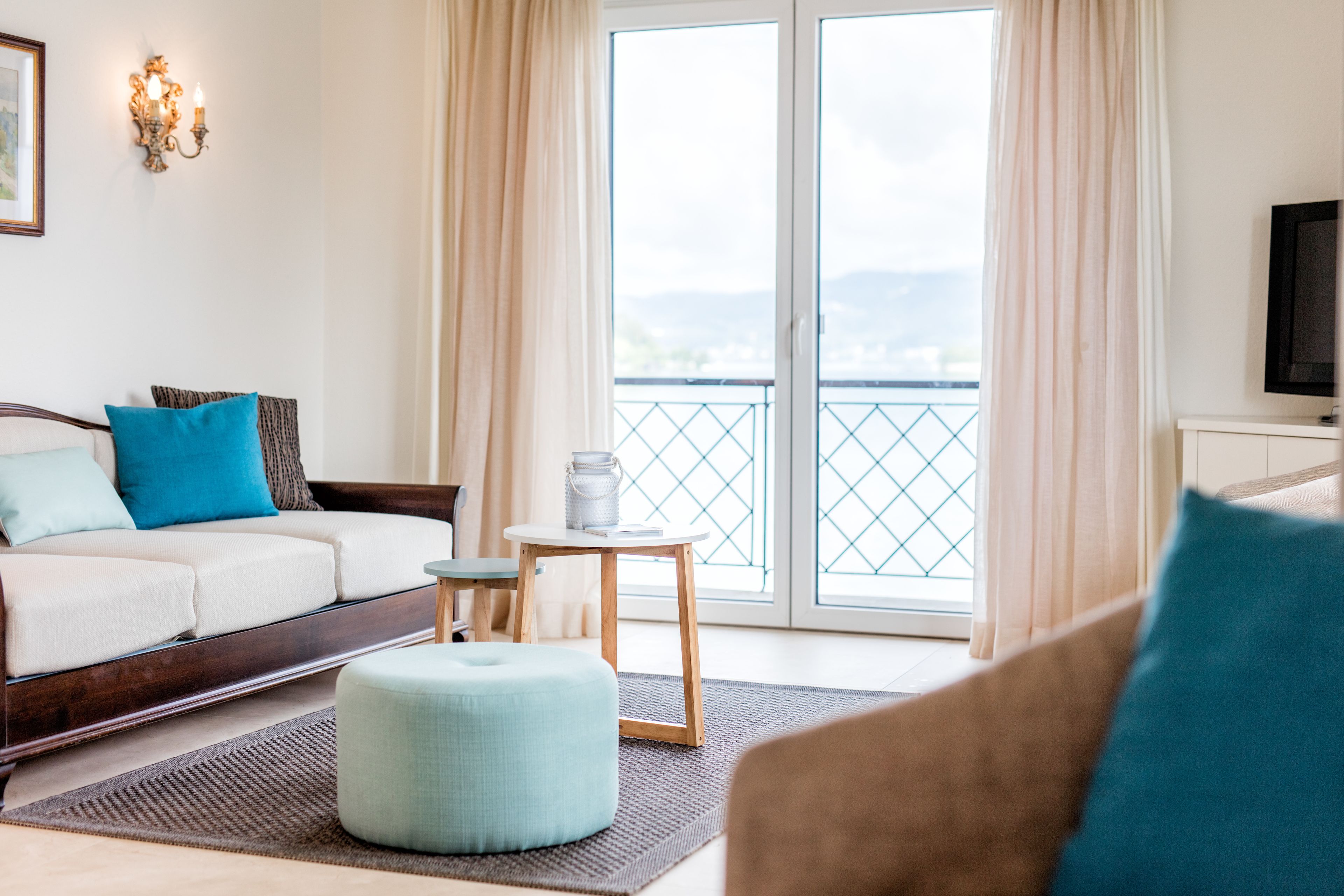 suite mit balkon | living area | 20-inch flat-screen tv with cable channels, tv