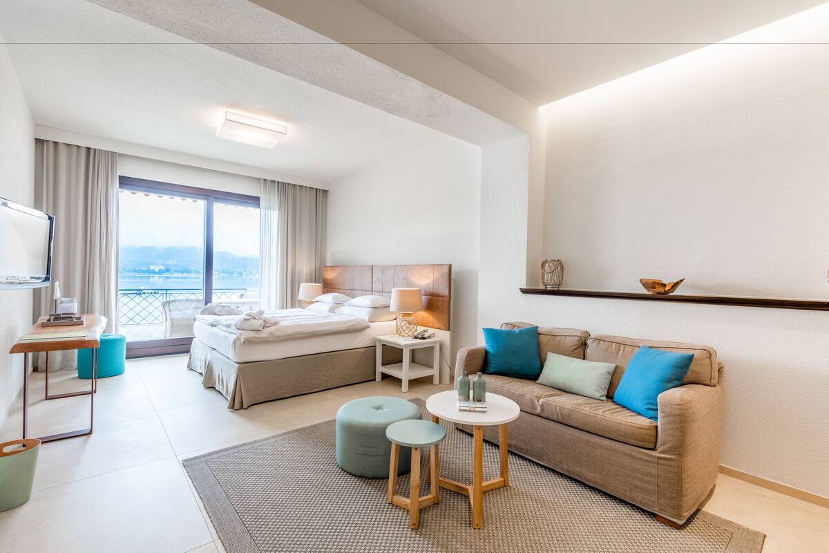 deluxe doppelzimmer mit balkon | living area | 20-inch flat-screen tv with cable channels, tv