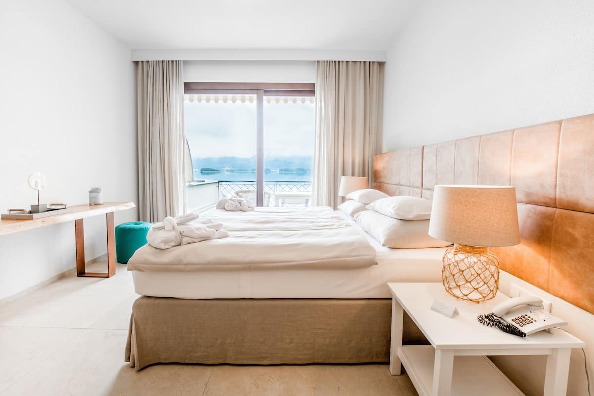 Ropa de cama de alta calidad, minibar y escritorio