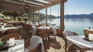 2 restaurants servant le petit déjeuner, le déjeuner et le dßner