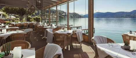 2 restaurantes; se sirve desayuno, almuerzo y cena